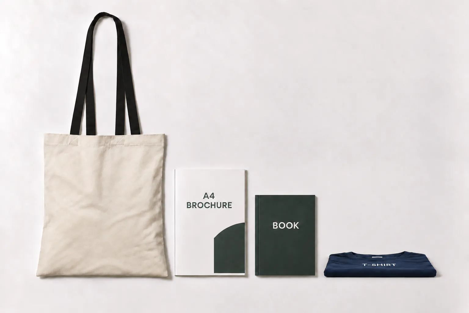Naturfarvet bomuldspose med sorte hanke ved siden af en A4-brochure, en bog og en foldet T-shirt.