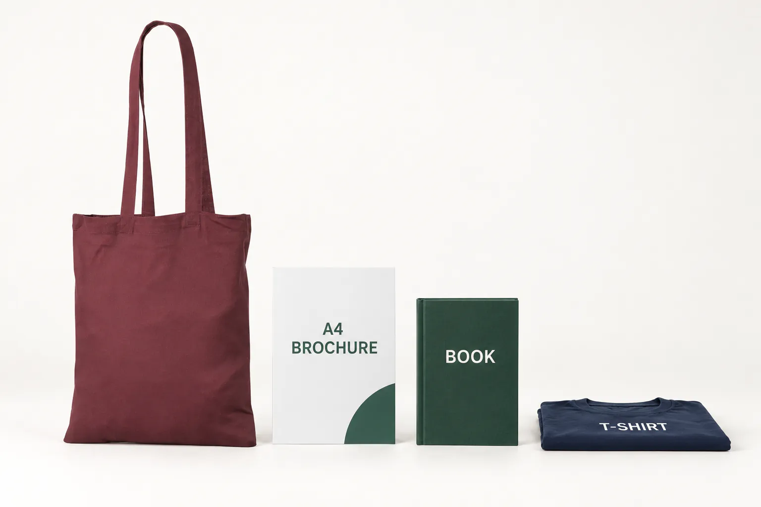 Bordeaux bomuldspose ved siden af en A4-brochure, en bog og en foldet T-shirt.