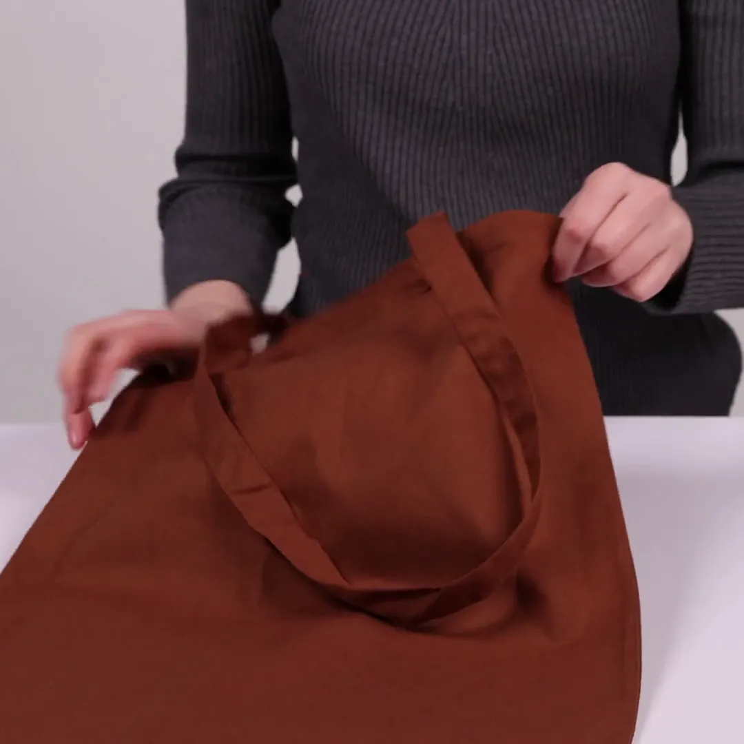 Bomuldspose, 140 g/m², vist af en person i produktvideoen – bordeaux