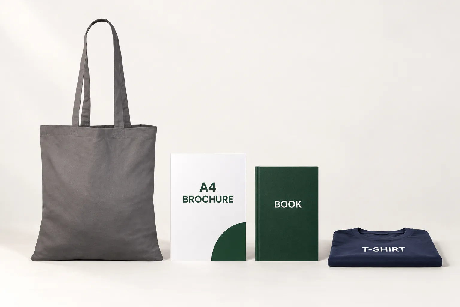 Grå bomuldspose ved siden af en A4-brochure, en bog og en foldet T-shirt.