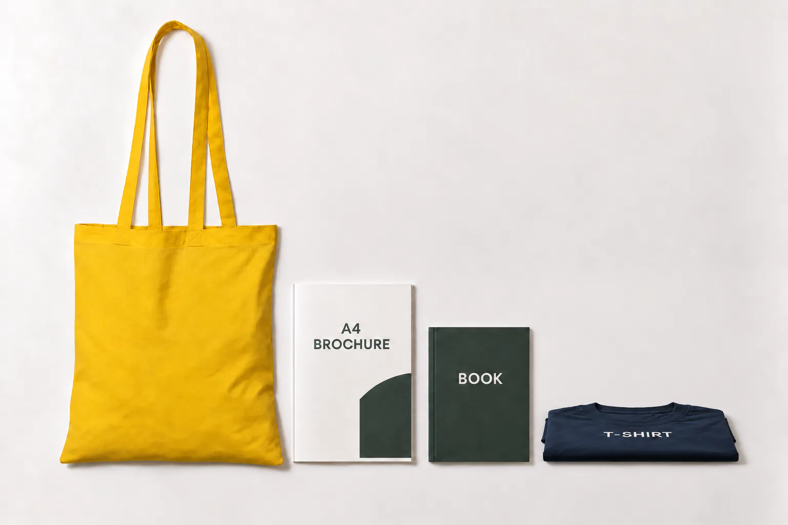 Gul bomuldspose ved siden af en A4-brochure, en bog og en foldet T-shirt.
