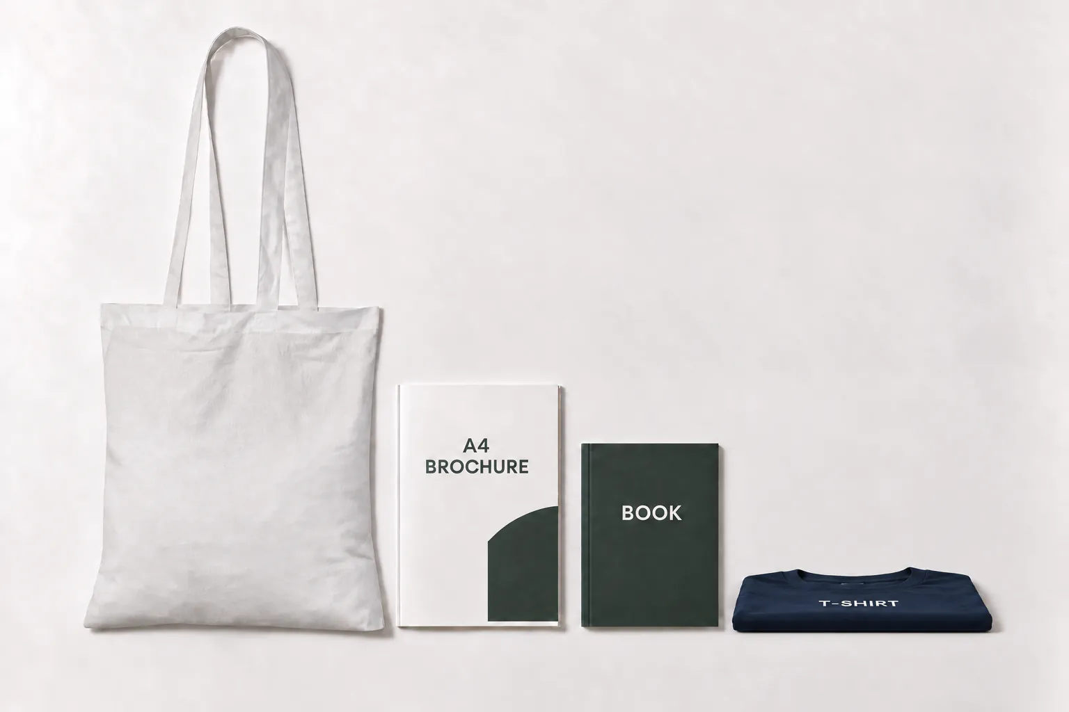 Hvid bomuldspose ved siden af en A4-brochure, en bog og en foldet T-shirt.