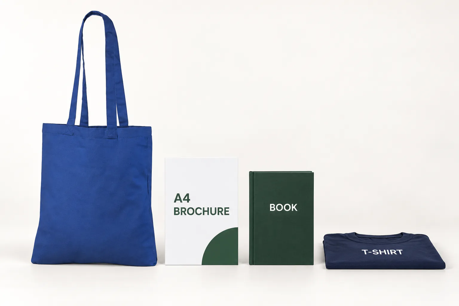 Kongeblå bomuldspose ved siden af en A4-brochure, en bog og en foldet T-shirt.