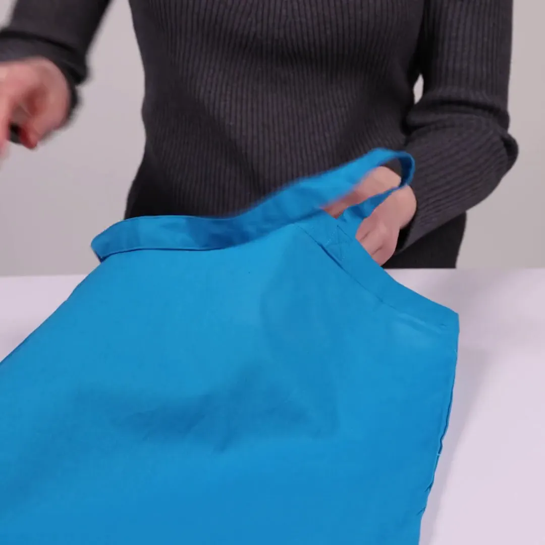 Bomuldspose, 140 g/m², vist af en person i produktvideoen – lyseblå