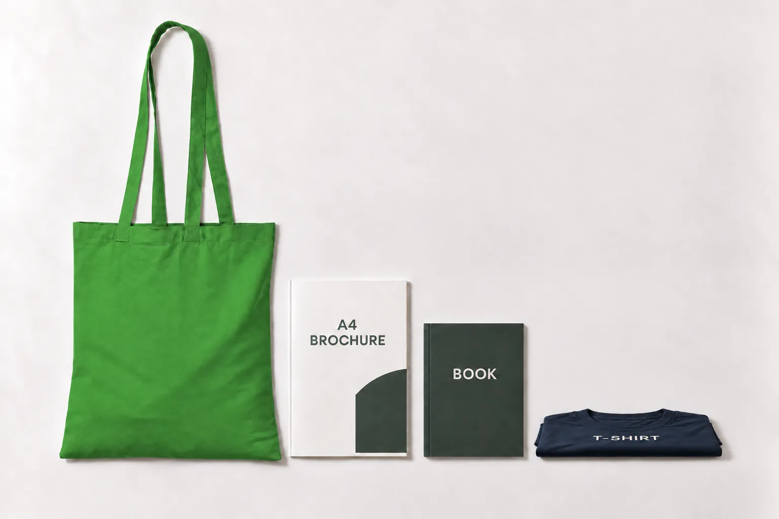 Lysegrøn bomuldspose ved siden af en A4-brochure, en bog og en foldet T-shirt.