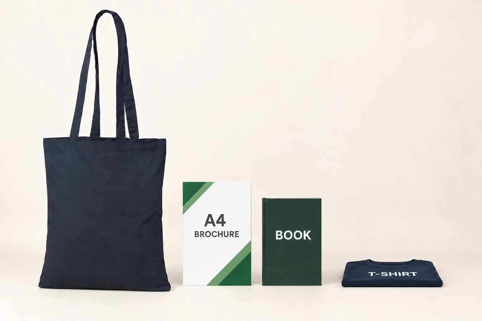 Marineblå bomuldspose ved siden af en A4-brochure, en bog og en foldet T-shirt.