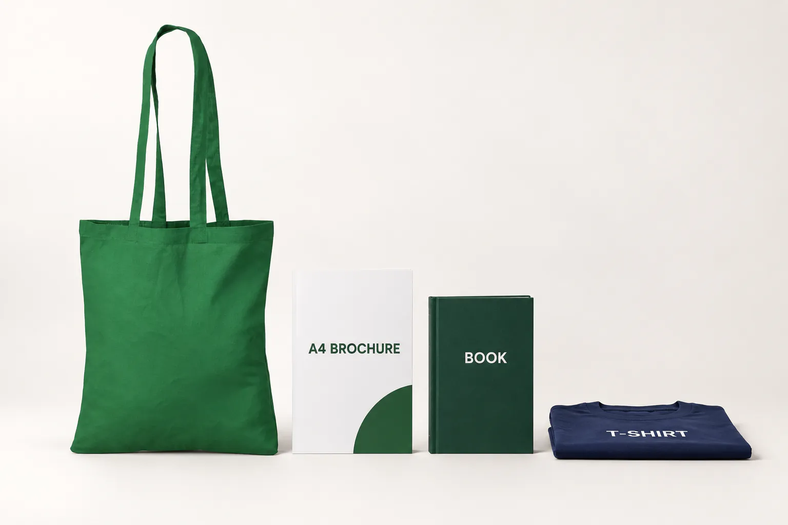 Mørkegrøn bomuldspose ved siden af en A4-brochure, en bog og en foldet T-shirt.