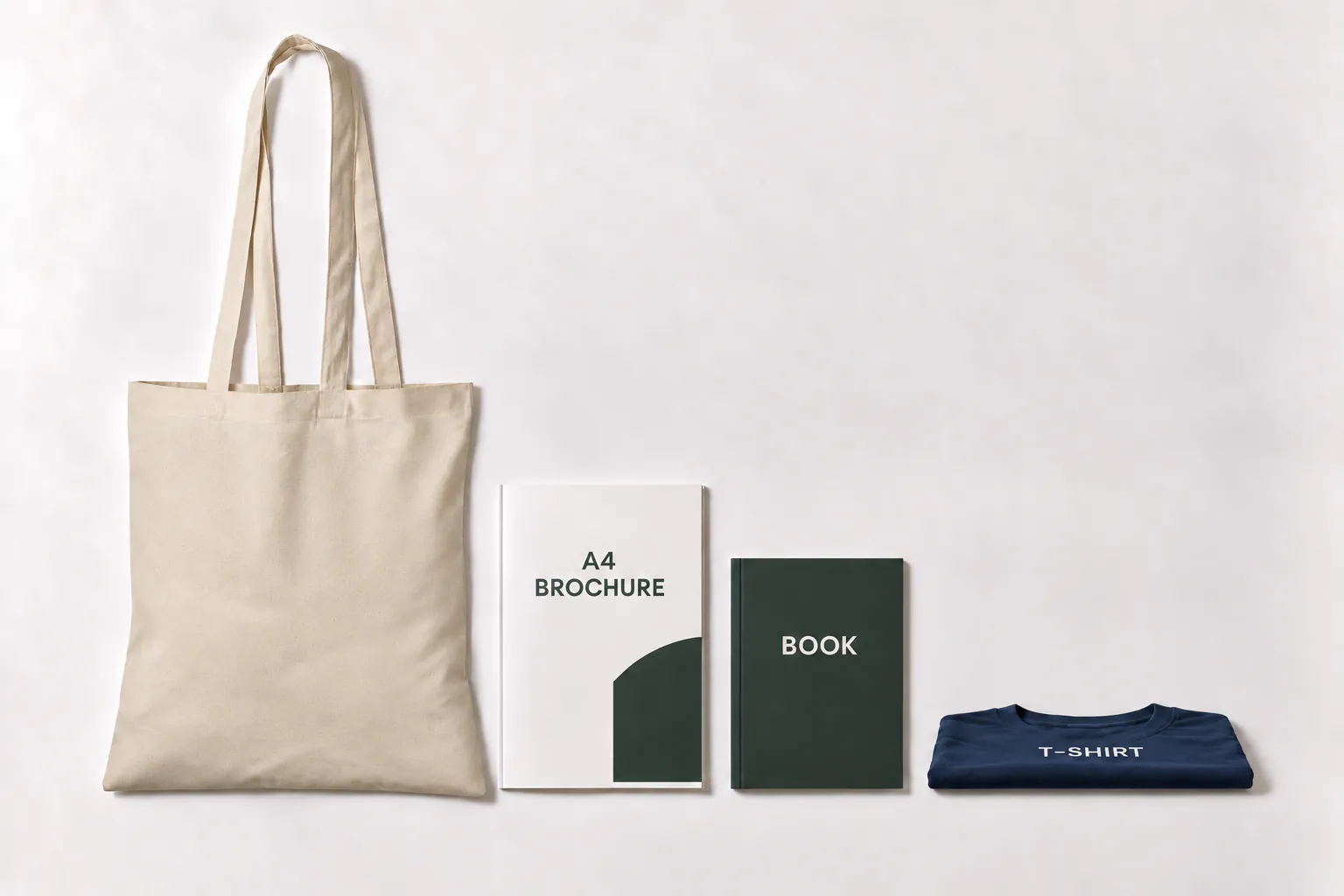 Naturfarvet bomuldspose ved siden af en A4-brochure, en bog og en foldet T-shirt.