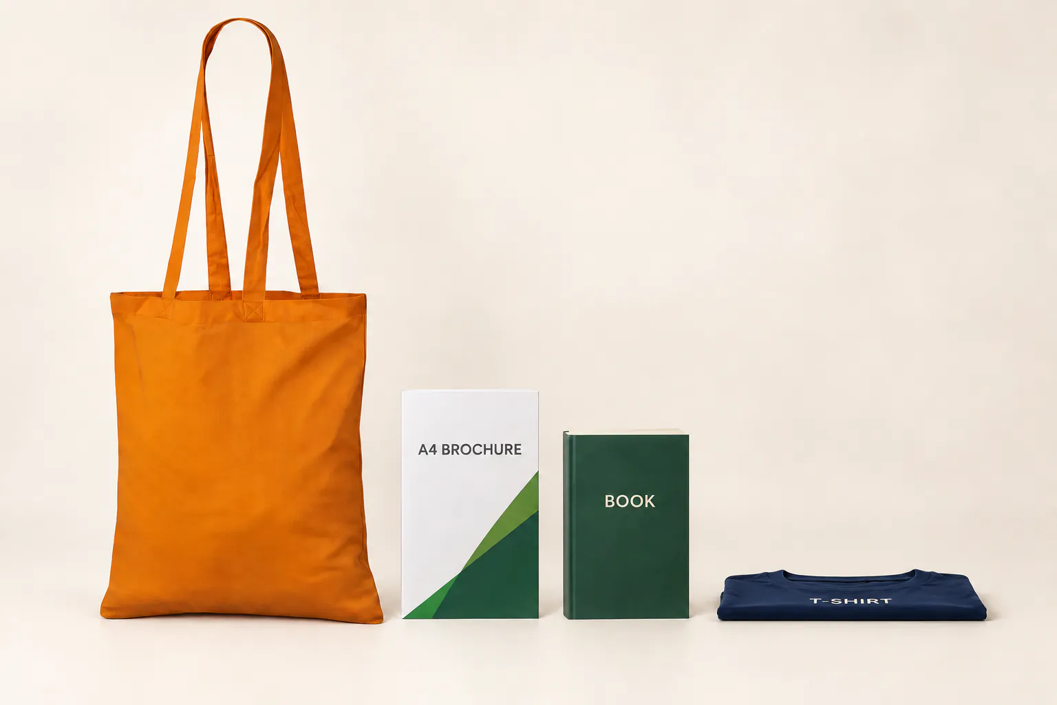 Orange bomuldspose ved siden af en A4-brochure, en bog og en foldet T-shirt.