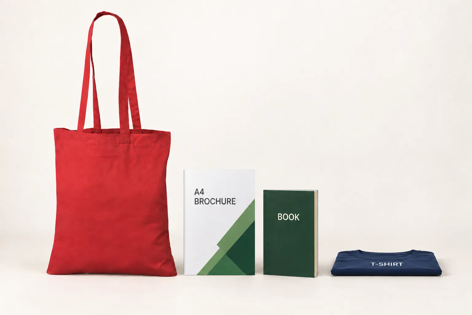 Rød bomuldspose ved siden af en A4-brochure, en bog og en foldet T-shirt.
