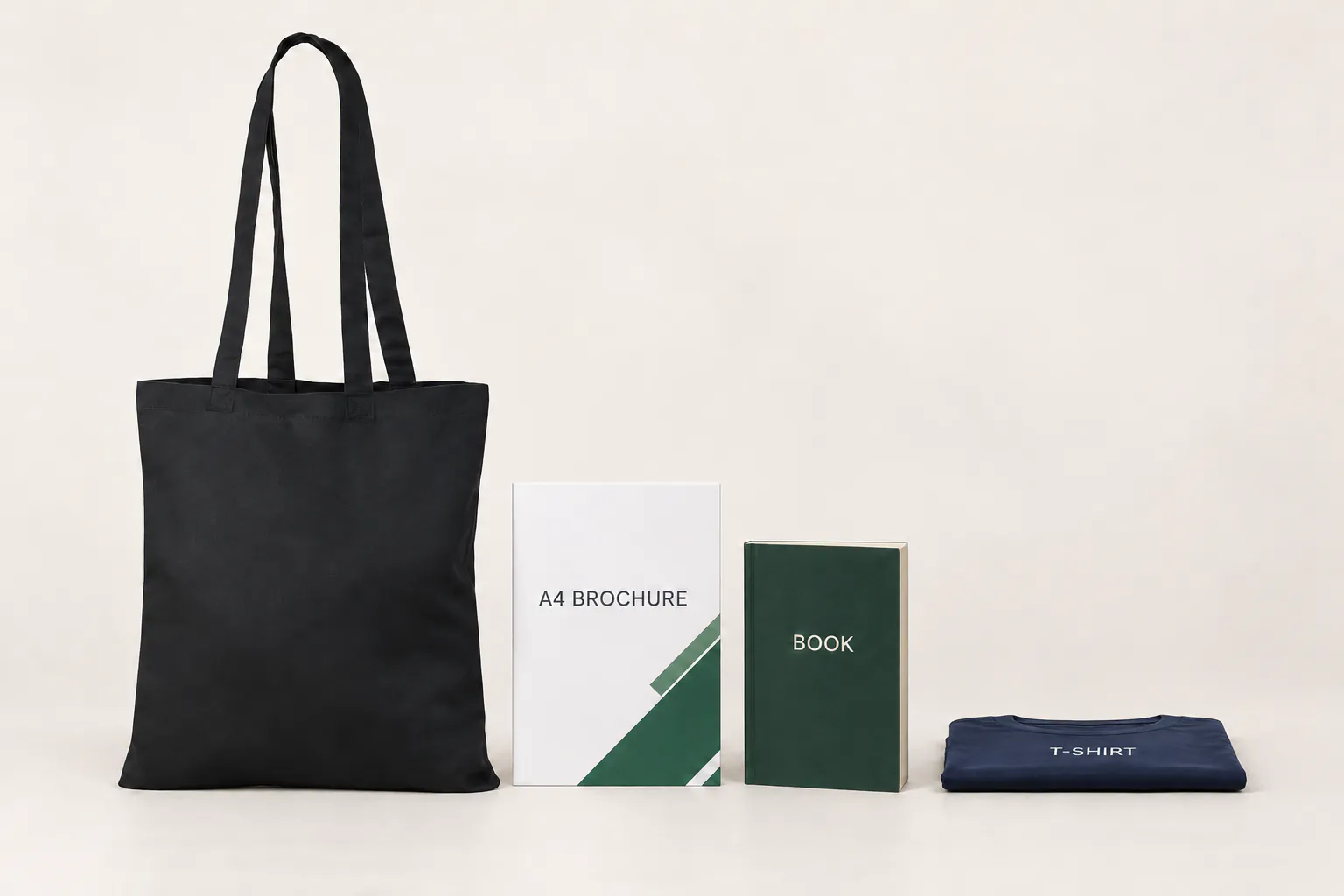 Sort bomuldspose ved siden af en A4-brochure, en bog og en foldet T-shirt.