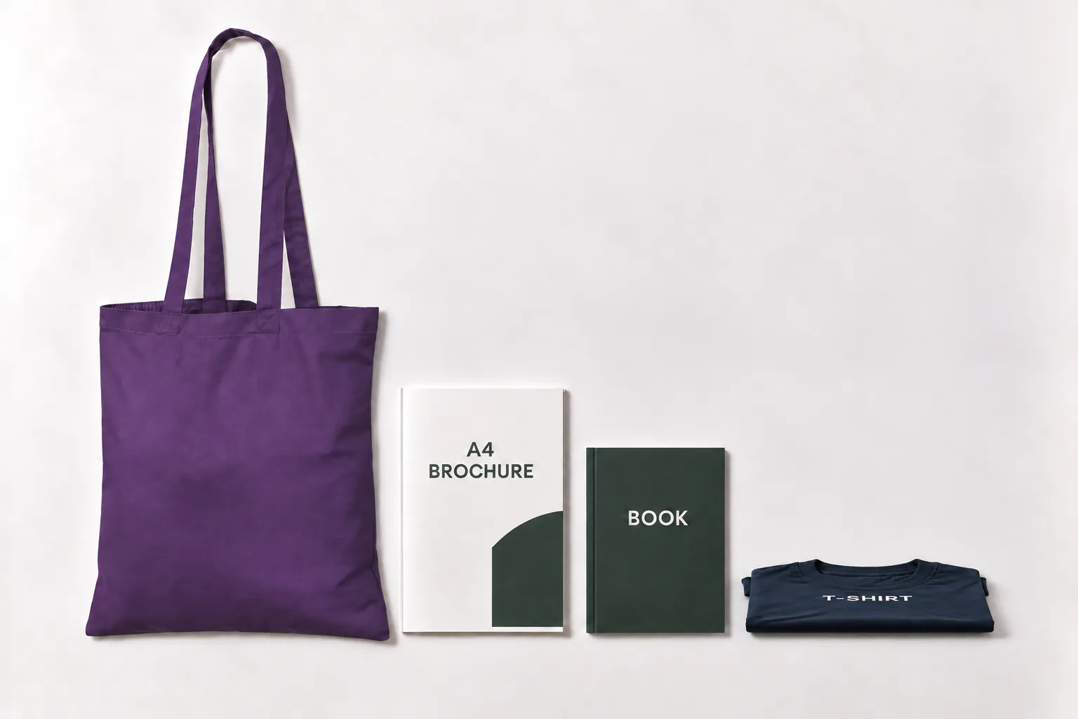 Violet bomuldspose ved siden af en A4-brochure, en bog og en foldet T-shirt.