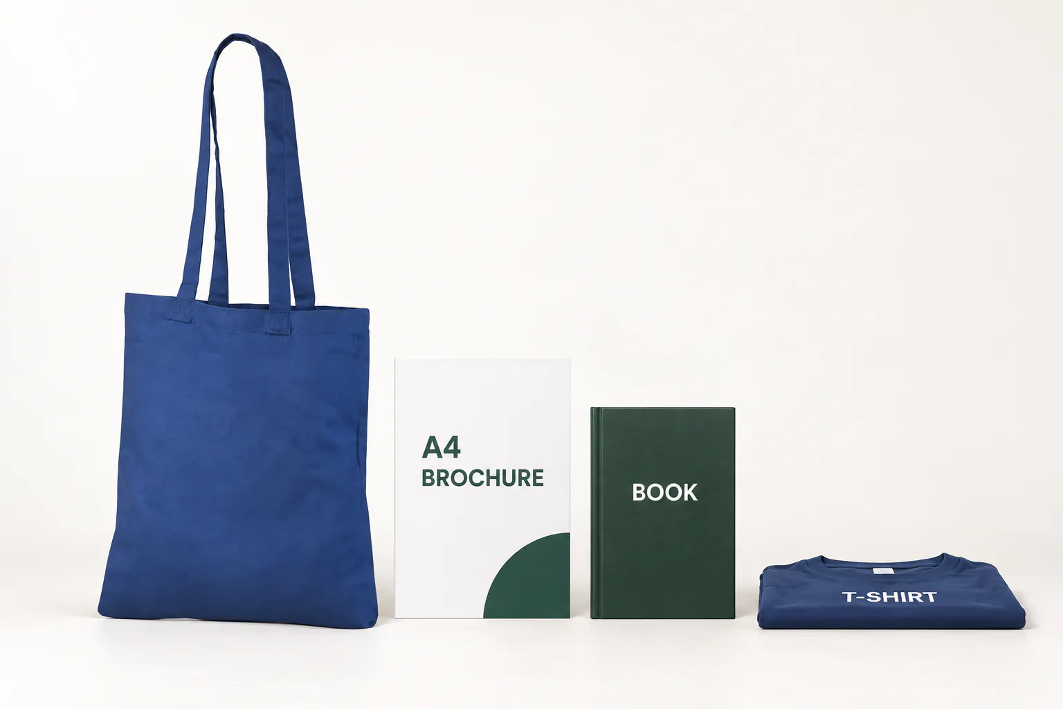 Kongeblå bomuldspose ved siden af en A4-brochure, en bog og en foldet T-shirt.
