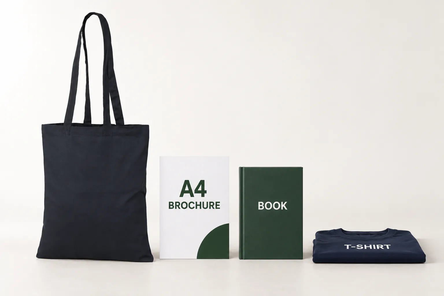 Marineblå bomuldspose ved siden af en A4-brochure, en bog og en foldet T-shirt.
