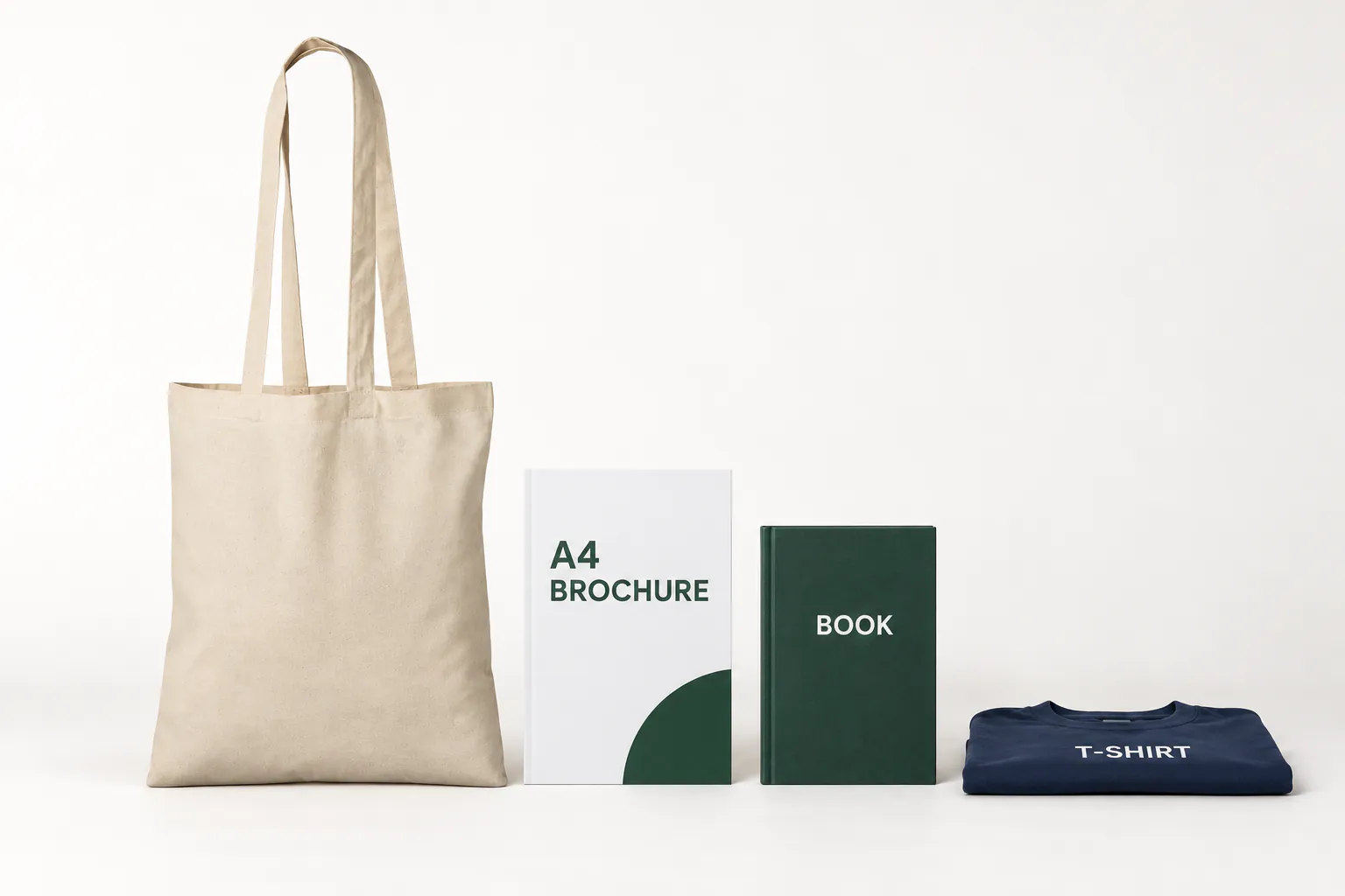 Naturfarvet bomuldspose ved siden af en A4-brochure, en bog og en foldet T-shirt.