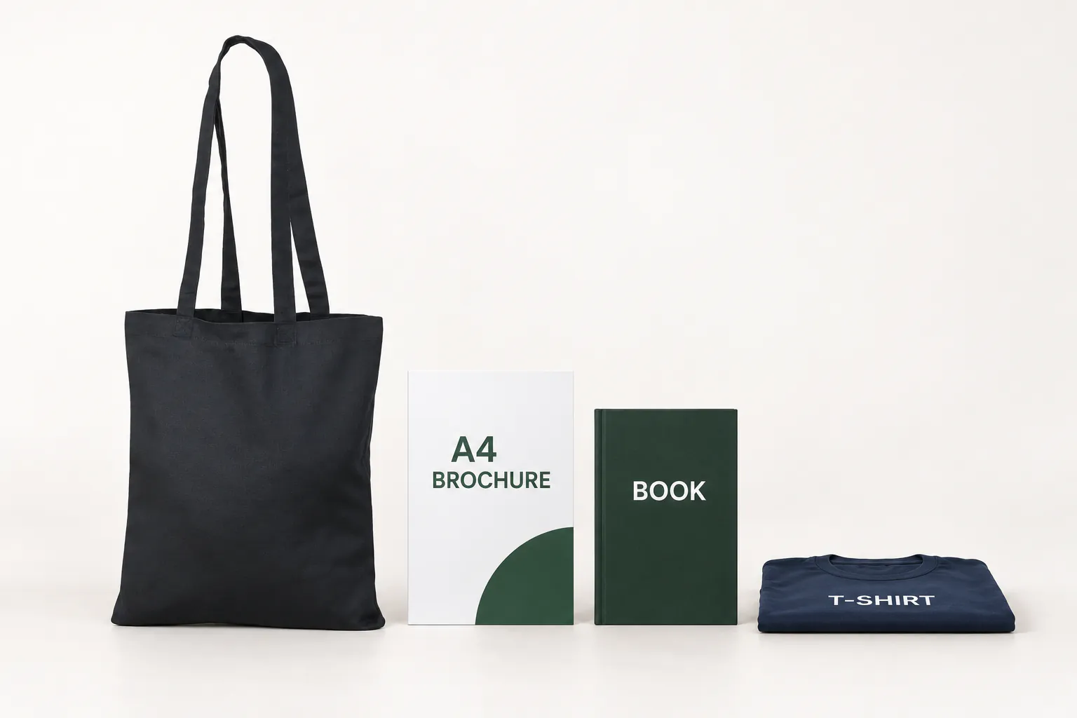 Sort bomuldspose ved siden af en A4-brochure, en bog og en foldet T-shirt.