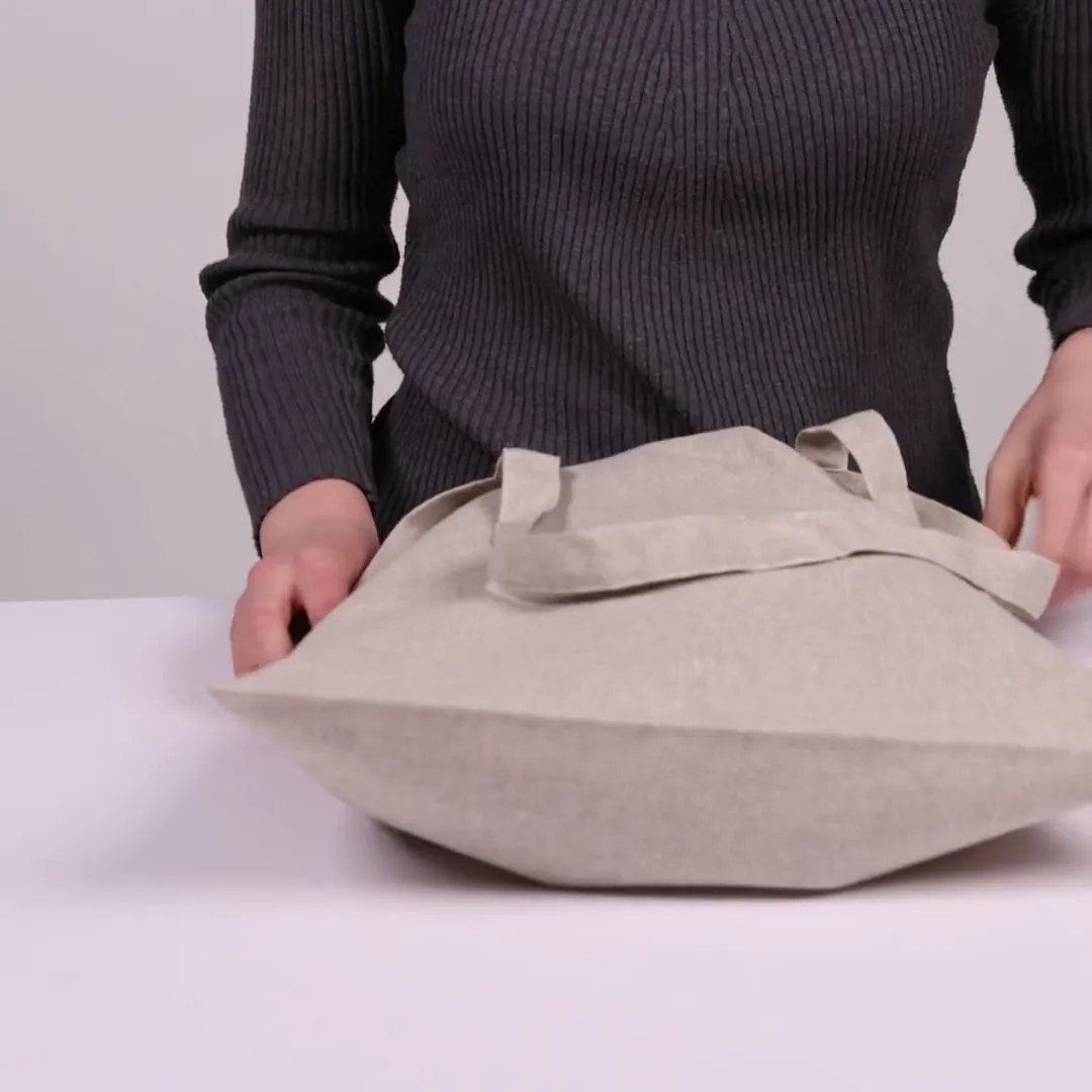 Genanvendt mulepose, 140 g/m², holdt af en person – lysegrå