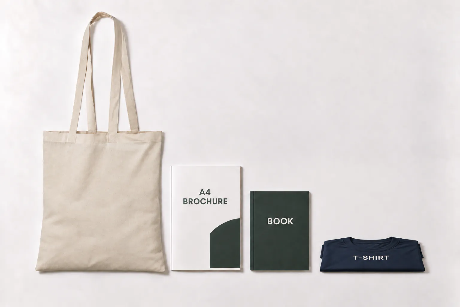 Naturfarvet genanvendt mulepose ved siden af en A4-brochure, en bog og en foldet T-shirt.