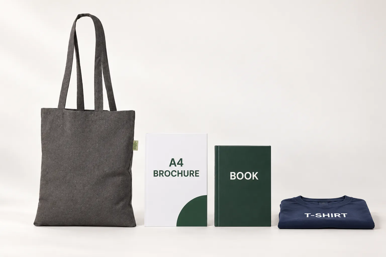 Mørkegrå genanvendt mulepose ved siden af en A4-brochure, en bog og en foldet T-shirt.