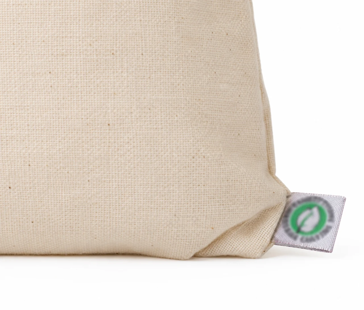Økologisk bomuldspose, 30 × 35 cm, nærbillede af den indsyede etiket – natur