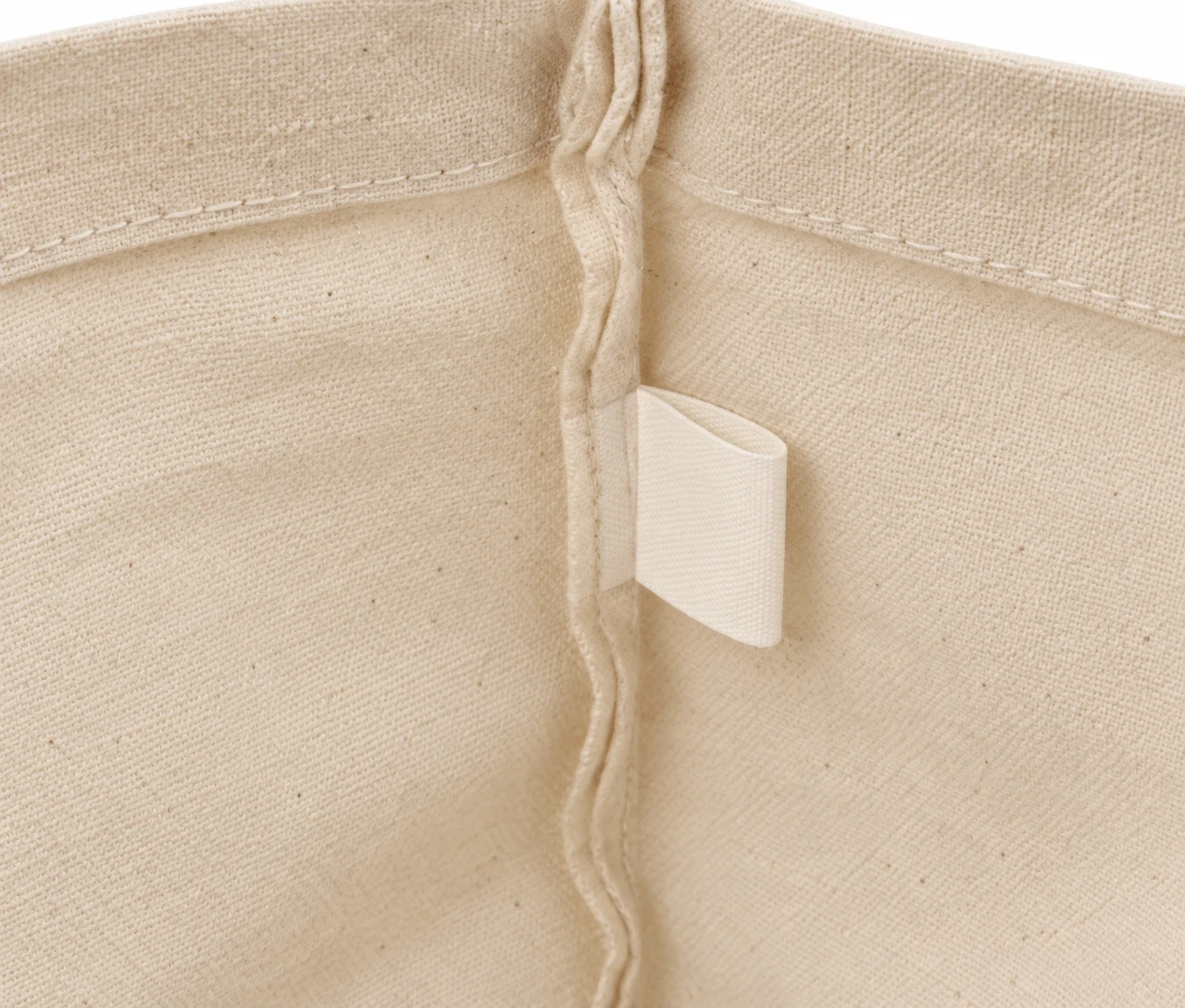 Økologisk bomuldspose, 30 × 35 cm, nærbillede af etiketten på indersiden – natur