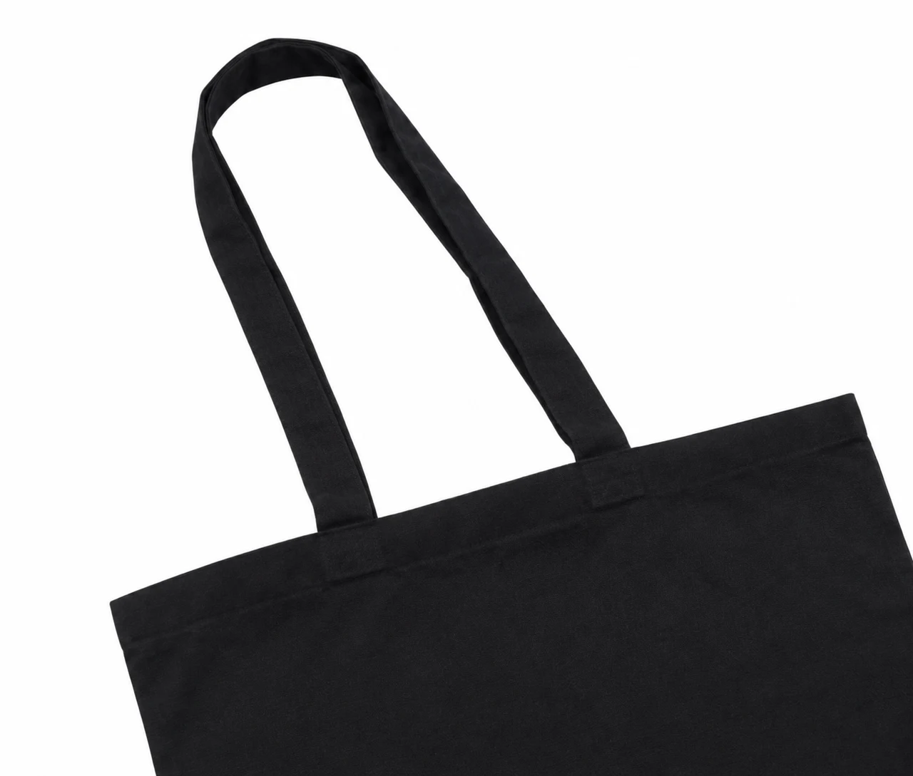 Økologisk bomuldspose, 40 × 40 cm, nærbillede af hankene og syningerne – sort