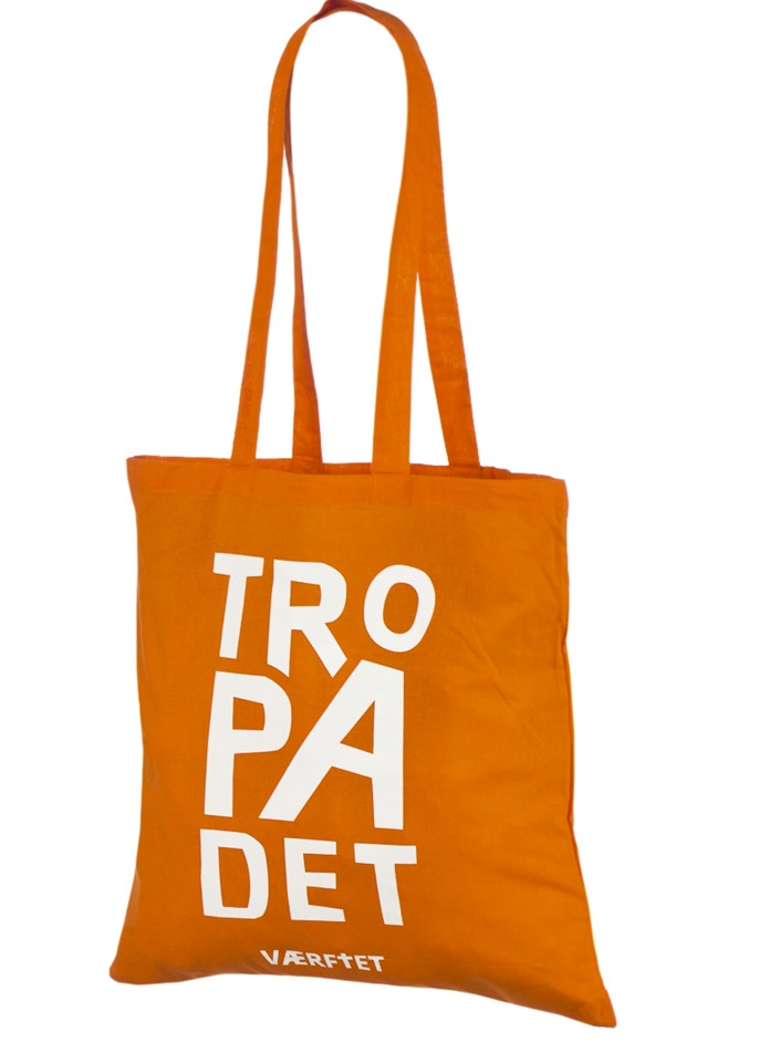 Orange bomuldspose med ordene TRO PÅ DET i store hvide bogstaver over tre linjer.